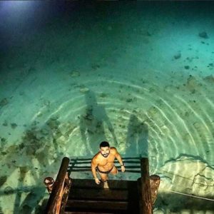 Chico en Cenote Vista aerea